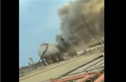 Trung tâm lọc dầu chủ chốt ở Saudi Arabia bùng cháy sau khi bị UAV Iran tấn công 