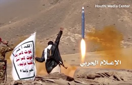 Houthi nói bắn tên lửa vào tàu quân sự; Mỹ, Anh ra đòn tấn công mới vào Houthi ở Yemen