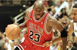 Đấu giá chiếc áo thi đấu của huyền thoại bóng rổ Michael Jordan với giá triệu USD