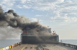 Tàu hàng trúng đạn ở eo biển Hormuz sau khi ông Trump cảnh báo cho Iran ‘cơ hội cuối cùng’