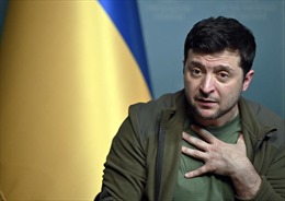 Tổng thống Ukraine Volodymyr Zelensky tiết lộ lý do mang súng bên mình