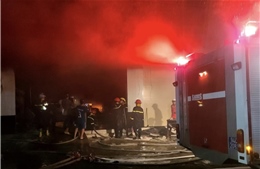 Cháy tại cửa hàng trang trí nội thất: Ngọn lửa bốc cao hàng chục mét, gây thiệt hại lớn