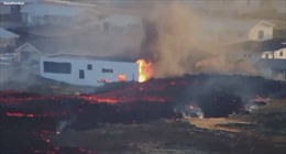 Nhà cửa bốc cháy rừng rực sau khi dung nham núi lửa tràn vào thị trấn ở Iceland
