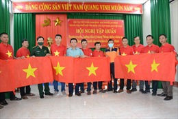 Trao tặng 10.000 lá cờ Tổ quốc cho ngư dân Nam Định