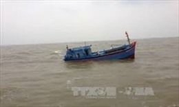 Tàu cá bị sóng đánh chìm, 2 ngư dân mất tích