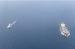 Hình ảnh tàu có thuỷ thủ Việt Nam được hộ tống sau khi bị UAV tấn công