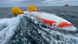 Xuyên đêm giải cứu thủy thủ 62 tuổi bị mắc kẹt trong thuyền lật úp ngoài khơi
