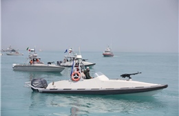 Hai tàu thương mại bị trúng đạn khi quân đội Iran tái đóng cửa eo biển Hormuz