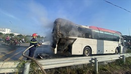 Xe chở 40 công nhân bất ngờ bốc cháy trên đường gom ở Bắc Giang