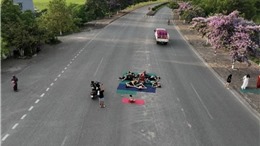 Xử phạt hành chính nhóm người tập yoga, chụp ảnh giữa đường