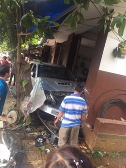 Lâm Đồng: Xe ô tô lao lên vỉa hè gây tai nạn liên hoàn khiến một phụ nữ tử vong
