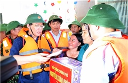 Phó Thủ tướng Vương Đình Huệ thăm hỏi, động viên nhân dân vùng lũ Hà Tĩnh