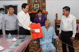 Đồng chí Trần Thanh Mẫn thăm, tặng quà Tết cho gia đình chính sách tại tỉnh Hậu Giang