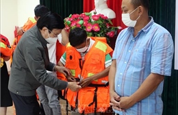 Trao tặng áo phao cứu sinh đa năng cho ngư dân Đà Nẵng có hoàn cảnh khó khăn