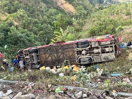 Kon Tum:  Lật xe khách khiến hàng chục người bị thương