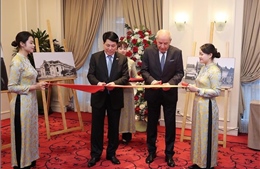 Chủ tịch nước Lương Cường và Tổng thống Hungary dự khai mạc triển lãm ảnh của Dezso Bozoky