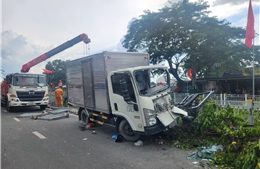 TP Hồ Chí Minh: Hai xe tải đâm nhau, tài xế bị thương nặng kẹt trong cabin