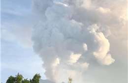 Hoãn hàng loạt chuyến bay vì núi lửa Agung trên đảo Bali phun trào trở lại