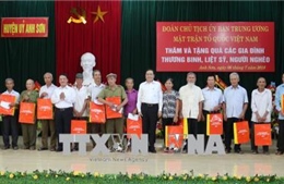 Đồng chí Trần Thanh Mẫn thăm, tặng quà các gia đình chính sách tỉnh Nghệ An