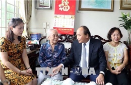 Thủ tướng Nguyễn Xuân Phúc thăm hỏi các gia đình liệt sĩ tại Hà Nội