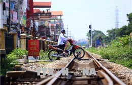 Tàu hỏa đâm văng xe máy 10 mét, nạn nhân nguy kịch