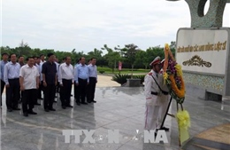 Phó Thủ tướng Trương Hòa Bình dâng hương tại Nghĩa trang Liệt sỹ tỉnh Quảng Nam