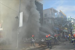 Cháy lớn tại quán bar đang sửa chữa ở Đà Nẵng
