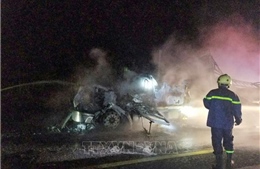 Xe chở 30 tấn mủ cao su bốc cháy, quốc lộ 14 tắc nhiều giờ