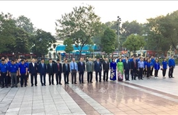 Lãnh đạo thành phố Hà Nội dâng hoa kỷ niệm 101 năm Cách mạng tháng Mười Nga