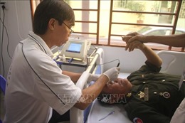 Bác sỹ Việt Nam mổ mắt miễn phí cho bệnh nhân nghèo Campuchia