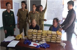 Bắt hai đối tượng người Lào vận chuyển 210.000 viên ma túy tổng hợp