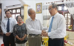 Lãnh đạo TP Hồ Chí Minh thăm, chúc mừng các nhà giáo tiêu biểu