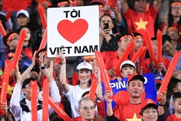 Cổ động viên tiếp lửa cho đội tuyển Việt Nam trước trận gặp Campuchia