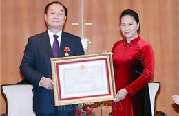 Chủ tịch Quốc hội Nguyễn Thị Kim Ngân trao Huân chương Hữu nghị tặng Giáo sư Ahn Kyong Hwan