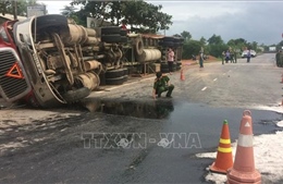 Tai nạn giao thông tại Quảng Trị: Xe container bị lật, 2 phụ nữ trẻ đi xe máy tử vong