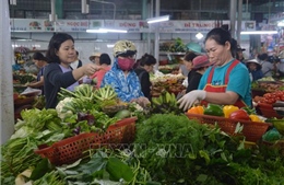 Mưa lớn kéo dài, giá rau xanh tại Đà Nẵng tăng mạnh