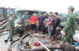 Biên phòng Quảng Ninh liên tiếp bắt giữ 4 tàu hút trộm cát trong đêm