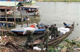 Đi thuyền gỗ tốc độ cao chở 1,5 tấn đường lậu từ Campuchia về Việt Nam