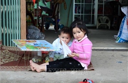 Nhịp sống bình dị của đồng bào Cống, Khơ-mú, Lào nơi biên giới