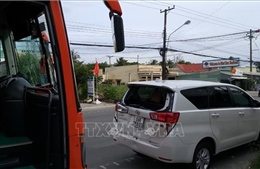 Đâm liên hoàn 3 ô tô, Quốc lộ 1 đoạn qua thành phố Cà Mau ùn tắc