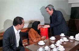 Đồng chí Nguyễn Văn Bình thăm và tặng quà gia đình chính sách tại Tuyên Quang