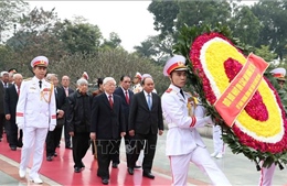 Lãnh đạo Đảng, Nhà nước đặt vòng hoa tưởng niệm các anh hùng liệt sĩ