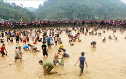 Lễ hội bắt cá bằng tay không ở Tuyên Quang
