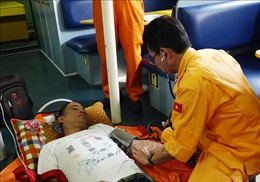 Vượt biển đưa thuyền viên nước ngoài bị bệnh về bờ cấp cứu