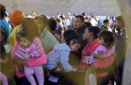 Mexico &#39;hứa&#39; giúp điều tiết dòng người di cư Trung Mỹ tìm đường tới Mỹ