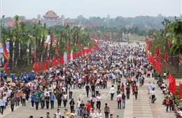 Người dân cả nước về dâng hương tưởng niệm các vua Hùng