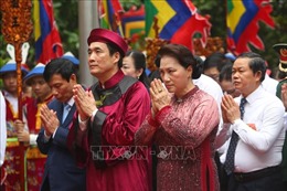 Chủ tịch Quốc hội Nguyễn Thị Kim Ngân dâng hương tưởng niệm các vua Hùng