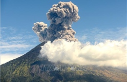 Núi lửa Agung trên đảo Bali lại &#39;thức giấc&#39;, phun cột tro cao 2.000m