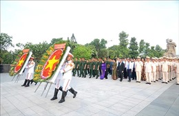 Lãnh đạo TP Hồ Chí Minh dâng hương tưởng niệm các anh hùng liệt sĩ