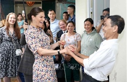 Công chúa kế vị Thụy Điển thích thú khi thăm làng nghề mây tre đan Phú Vinh